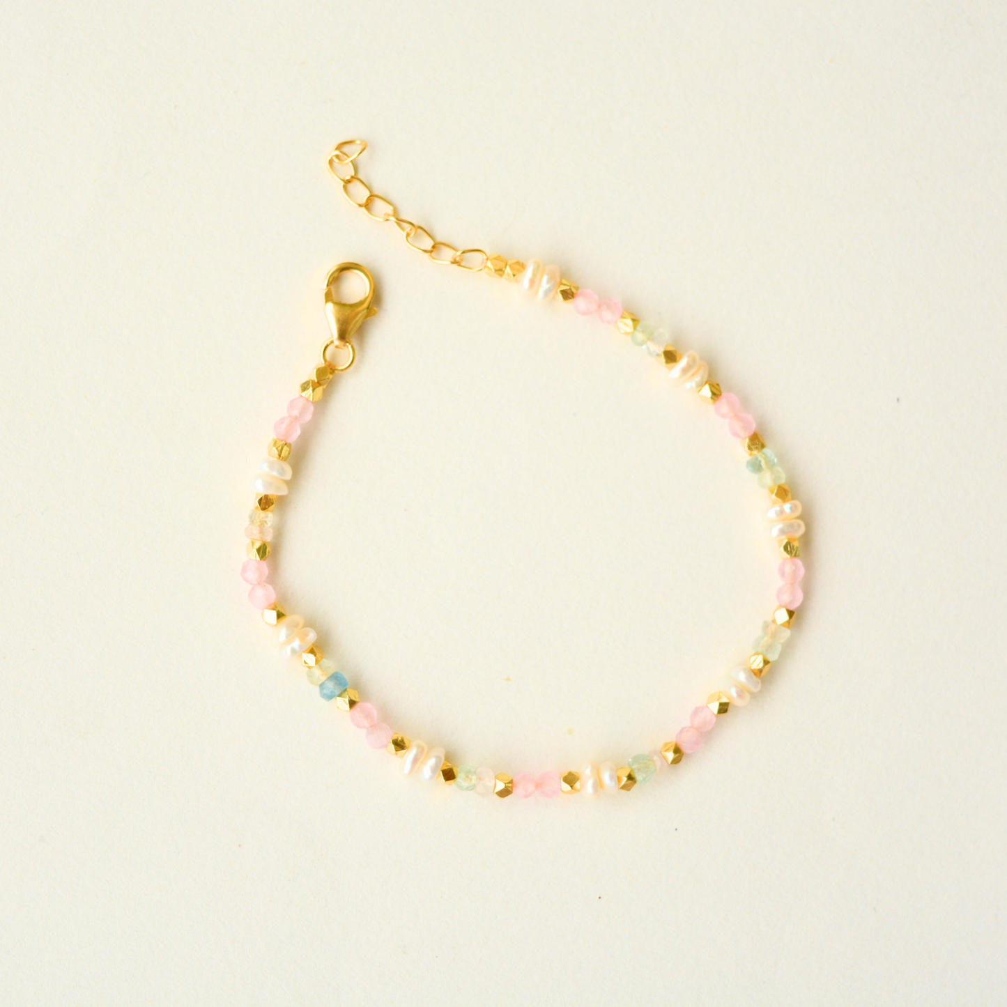 Adjustable dainty beaded bracelet in pastel colours with gold plating