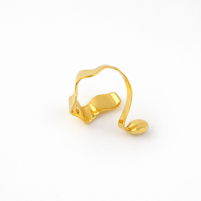 Macro studio detail of a fluid, serpentine-style metal band, showcasing the craftsmanship and high-shine finish.