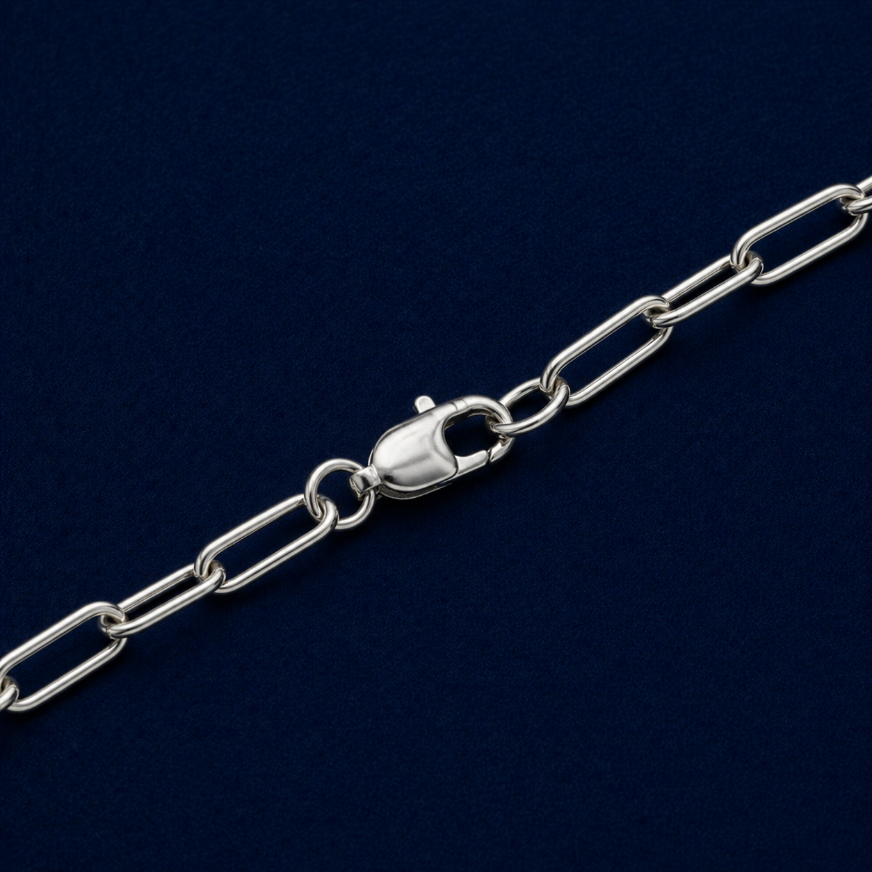 A detailed close-up of the Urban Paperclip Chain highlighting the polished 925 silver finish of the elongated links and the secure, high-quality lobster clasp closure.