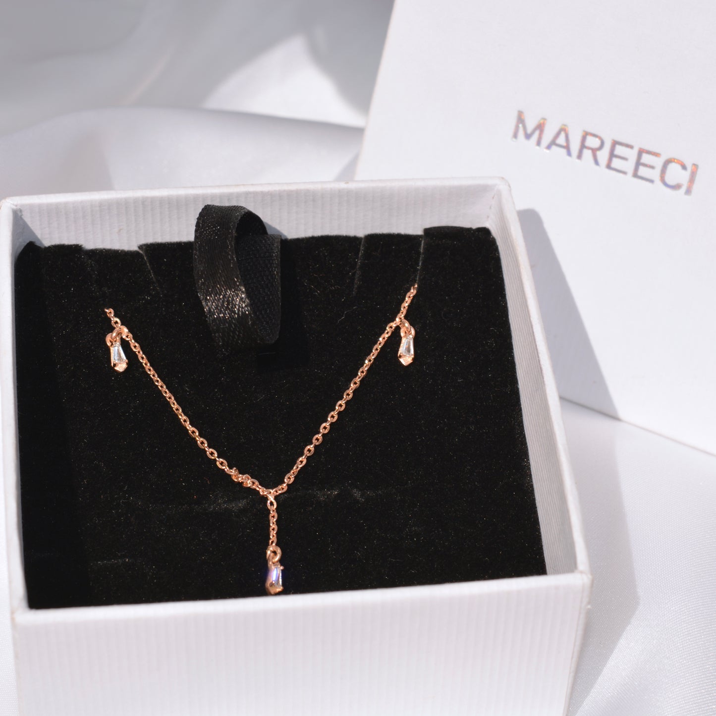 Premium branded jewelry packaging box and a soft velvet, designed for the elegant presentation and safe storage of fine rose gold accessories.