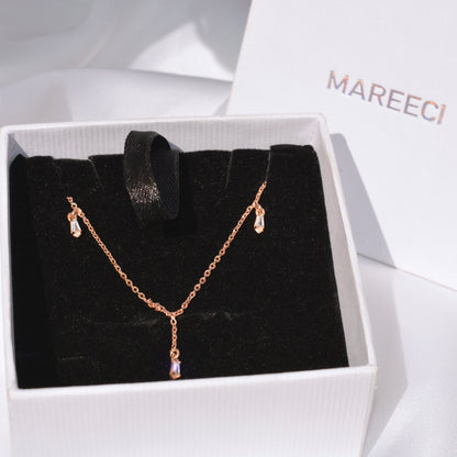 Premium branded jewelry packaging box and a soft velvet, designed for the elegant presentation and safe storage of fine rose gold accessories.